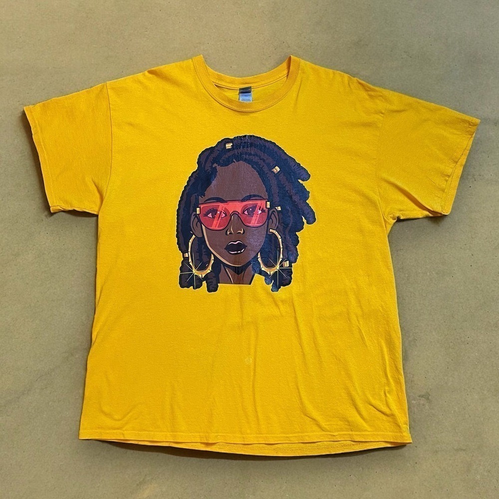 Gildan Graphic T-Shirt Mens Yellow Woman Print Size XL
